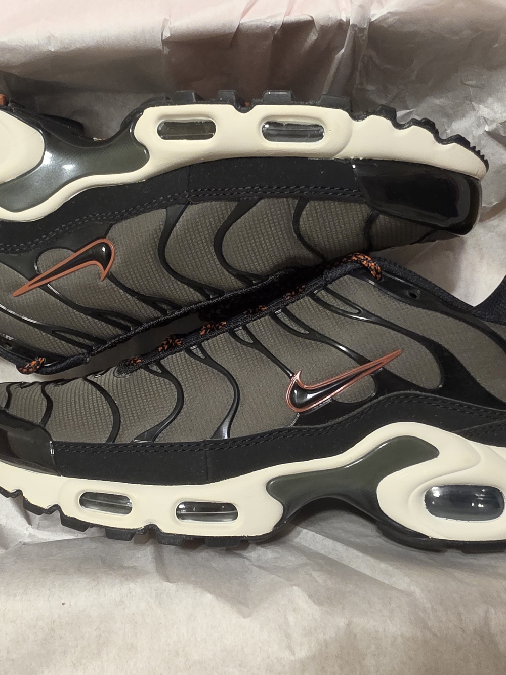 Nike Men’s Olive Green and Black Air-Cushioned Sneakers